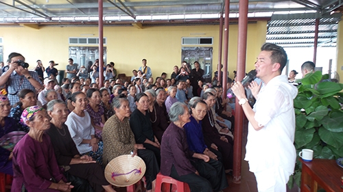 Mr Đàm cháy hết mình với người dân vùng sâu, vùng xa Hà Tĩnh