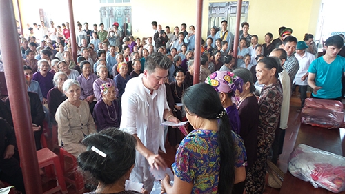 Mr Đàm cháy hết mình với người dân vùng sâu, vùng xa Hà Tĩnh