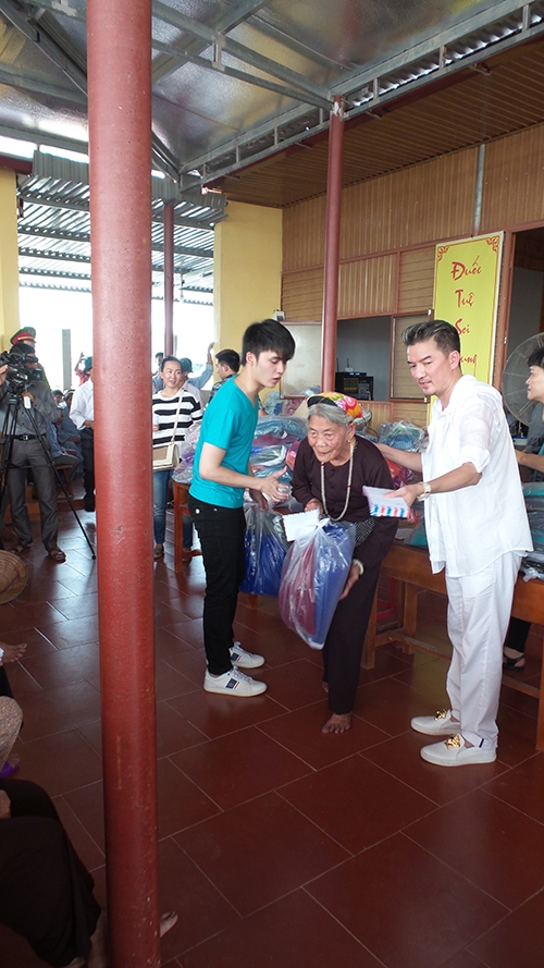 Mr Đàm cháy hết mình với người dân vùng sâu, vùng xa Hà Tĩnh