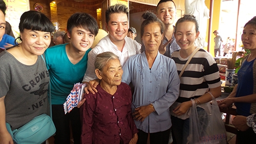 Mr Đàm cháy hết mình với người dân vùng sâu, vùng xa Hà Tĩnh
