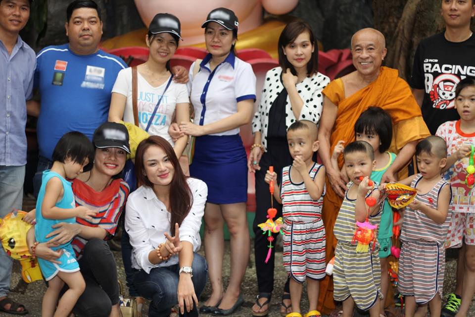 Duyên Anh Idol giản dị đi trao quà cho trẻ em khuyết tật