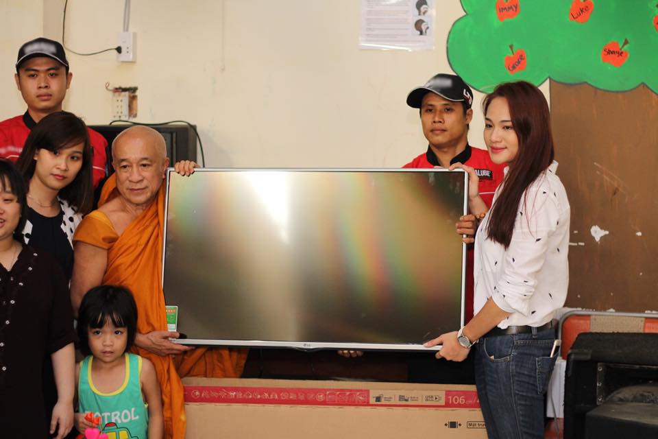 Duyên Anh Idol giản dị đi trao quà cho trẻ em khuyết tật