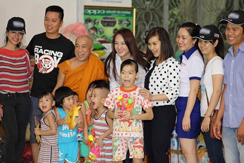 Duyên Anh Idol giản dị đi trao quà cho trẻ em khuyết tật