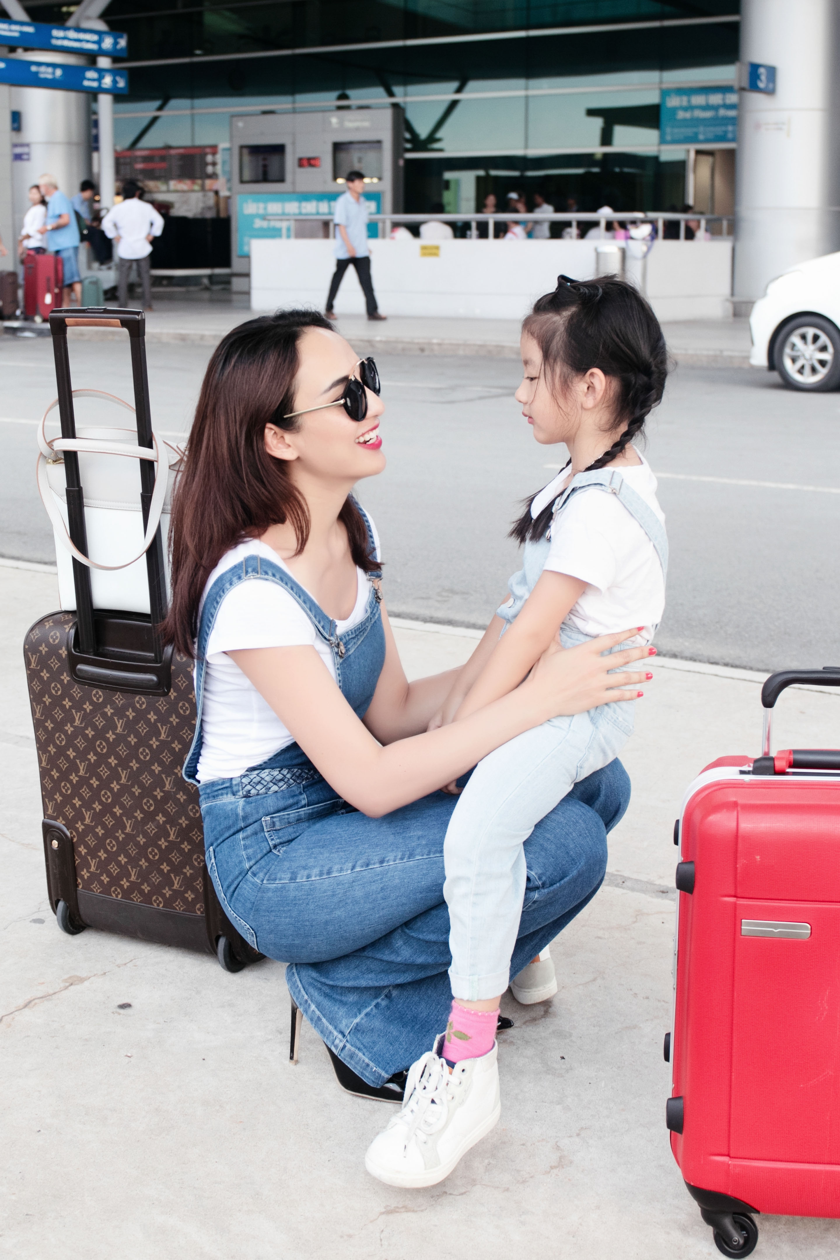 Ngọt ngào tình mẫu tử của mẹ con Hoa hậu Ngọc Diễm