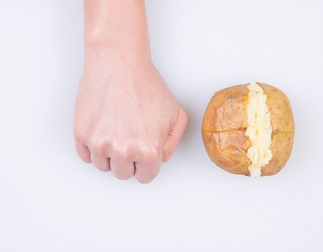 Cân đo khẩu phần cho nàng giảm cân chỉ bằng... tay