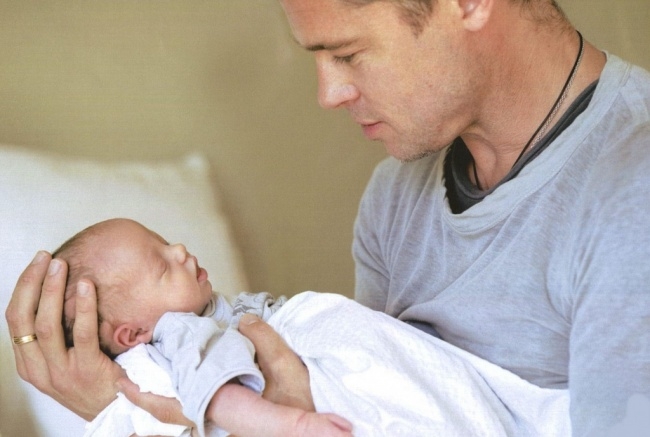 Điểm mặt 10 ông bố nổi tiếng vì đẹp trai và yêu chiều con