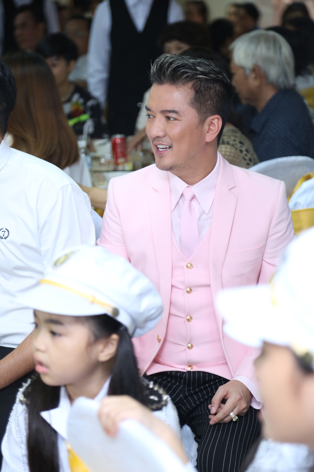 Mr.Đàm nhiệt tình giúp đỡ và hỗ trợ học trò đi diễn