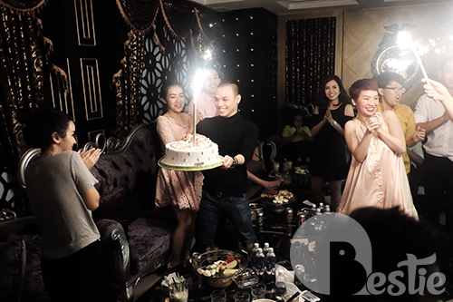 Tú Vi - Văn Anh hạnh phúc chia vui cùng bạn bè sau đám cưới