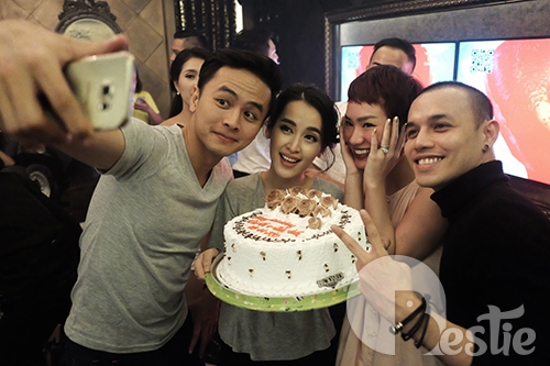 Tú Vi - Văn Anh hạnh phúc chia vui cùng bạn bè sau đám cưới