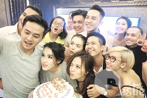 Tú Vi - Văn Anh hạnh phúc chia vui cùng bạn bè sau đám cưới