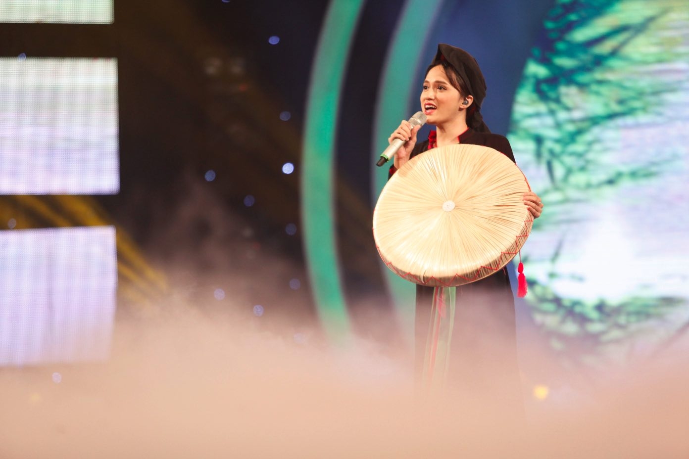 Hương Giang Idol mượn Nhã Phương để phản pháo Trường Giang