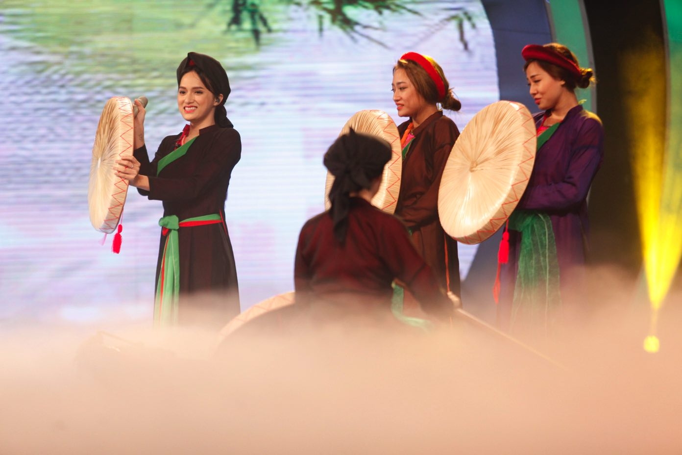Hương Giang Idol mượn Nhã Phương để phản pháo Trường Giang