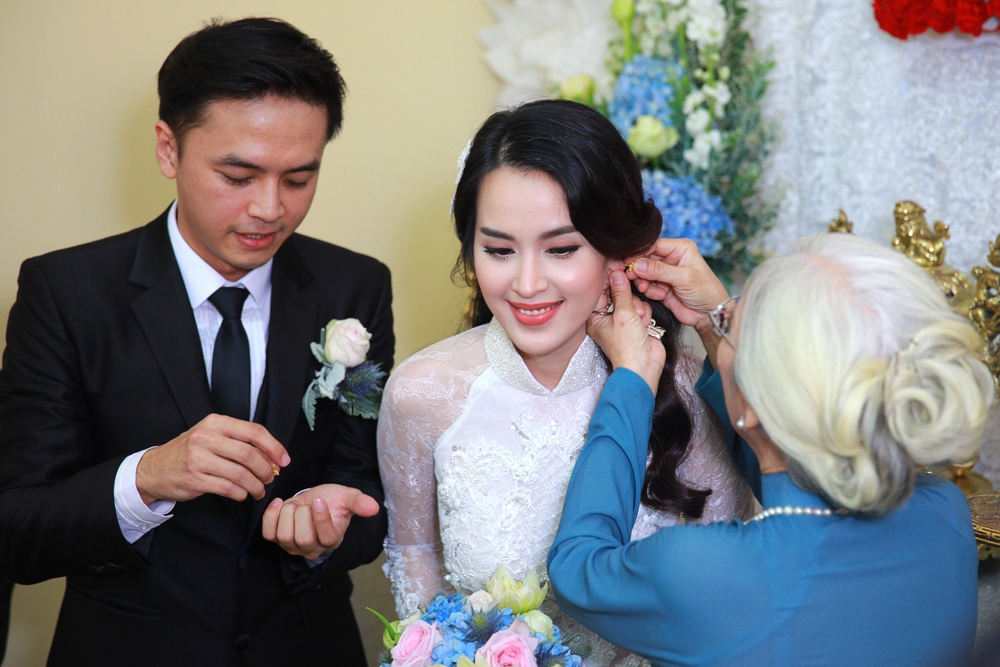 Khoảnh khắc đẹp trong đám cưới Tú Vi - Văn Anh