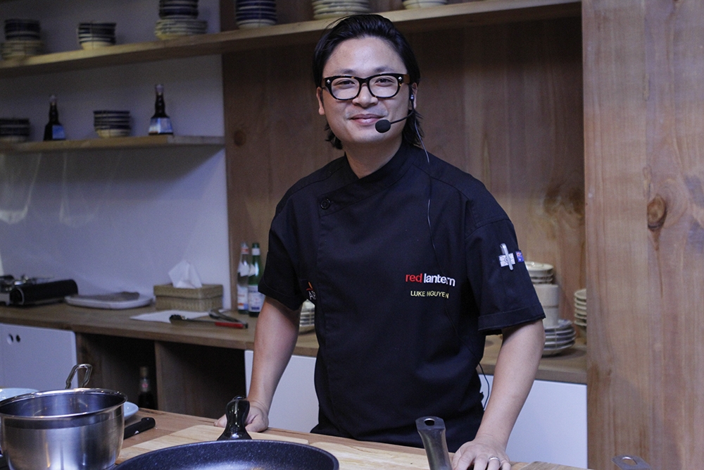 Hai bếp trưởng Việt chế biến