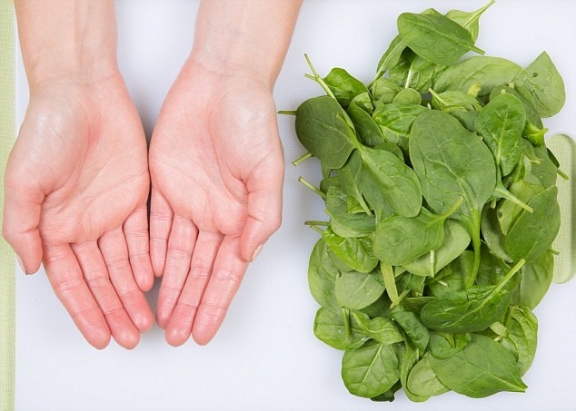 Cân đo khẩu phần cho nàng giảm cân chỉ bằng... tay