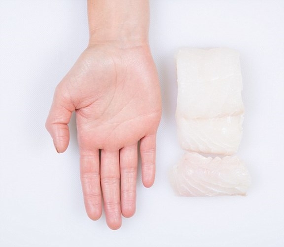 Cân đo khẩu phần cho nàng giảm cân chỉ bằng... tay