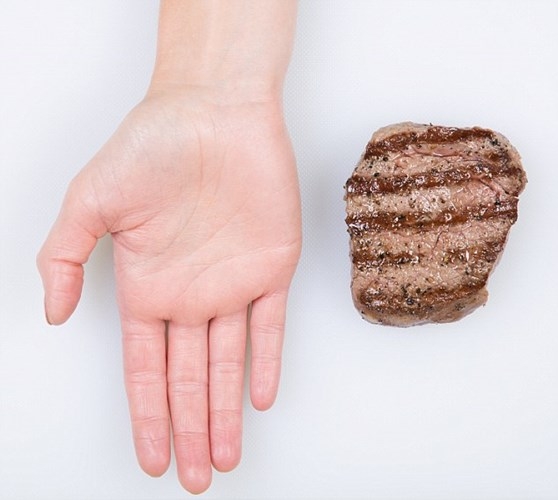 Cân đo khẩu phần cho nàng giảm cân chỉ bằng... tay