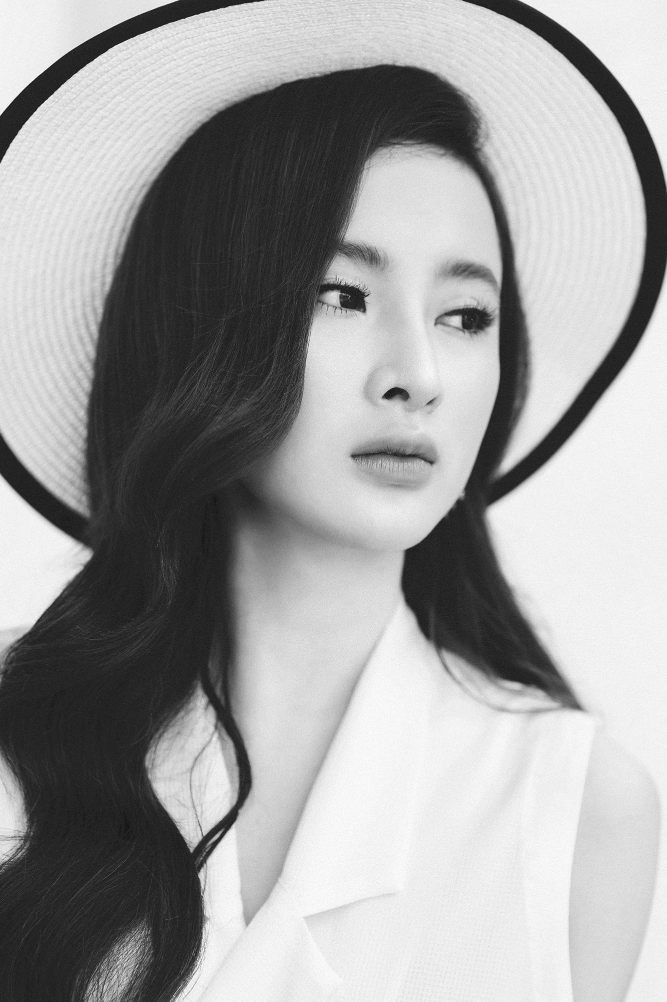 Angela Phương Trinh đẹp ma mị với hình ảnh tiểu thư kiêu kì