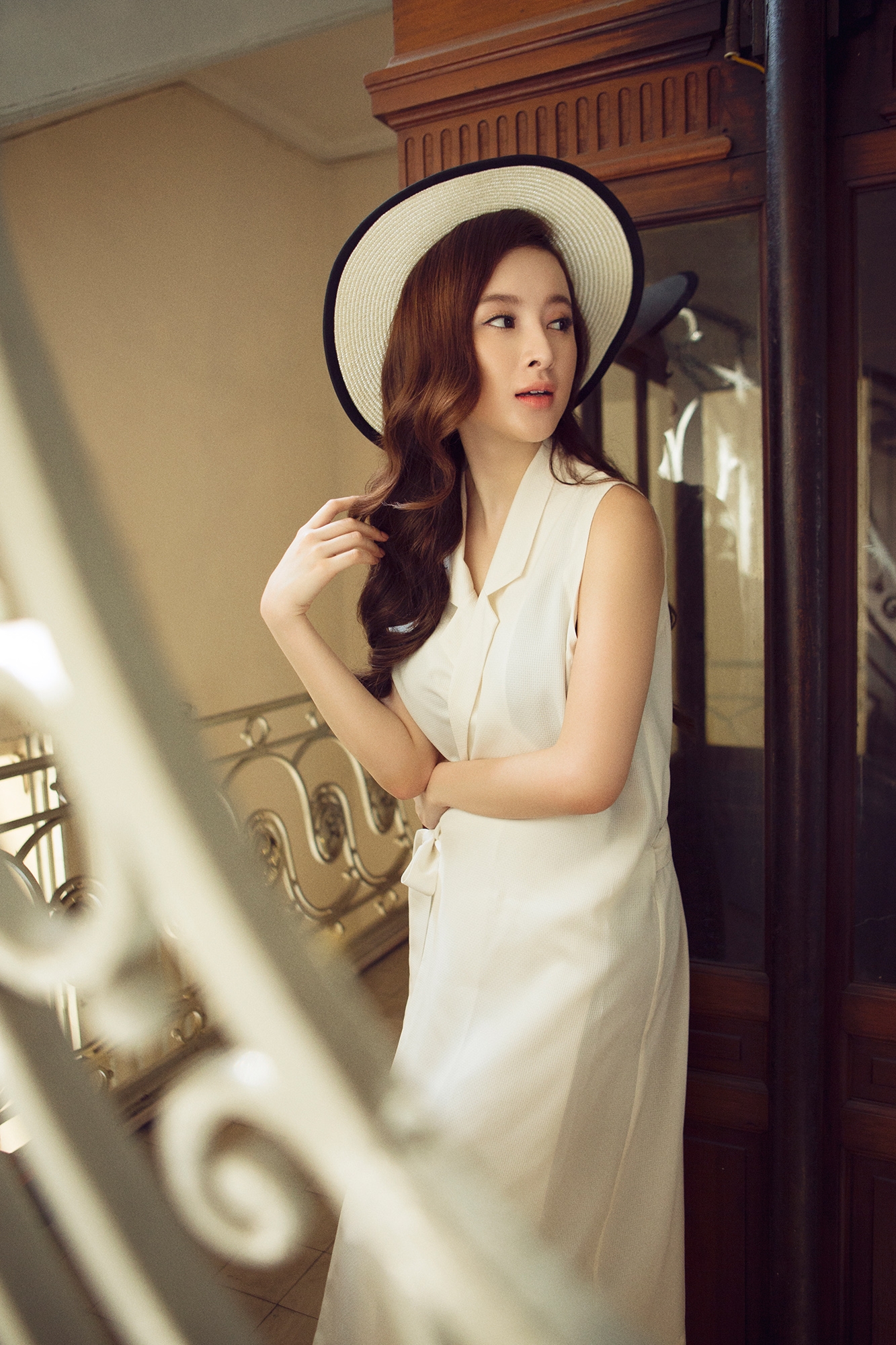Angela Phương Trinh đẹp ma mị với hình ảnh tiểu thư kiêu kì