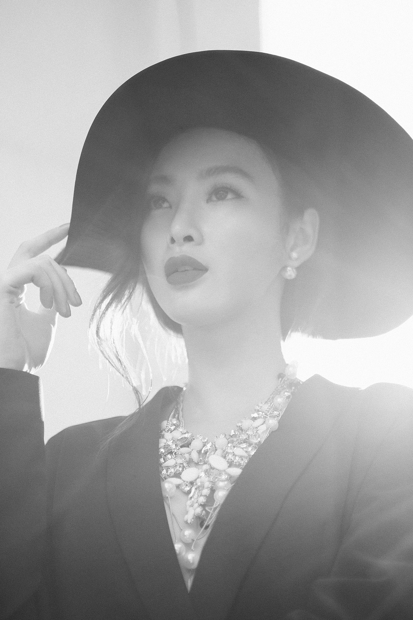 Angela Phương Trinh đẹp ma mị với hình ảnh tiểu thư kiêu kì