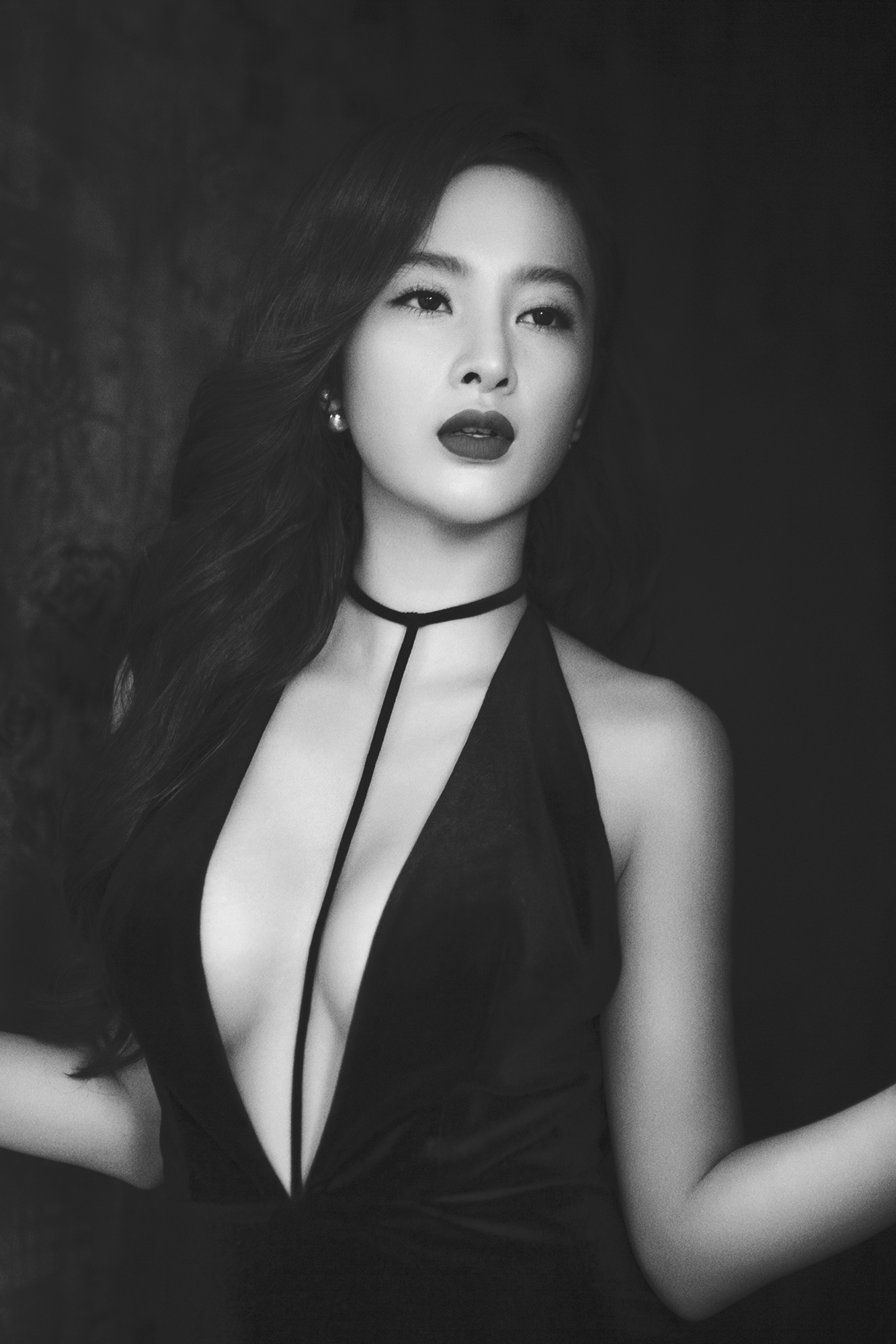 Angela Phương Trinh đẹp ma mị với hình ảnh tiểu thư kiêu kì