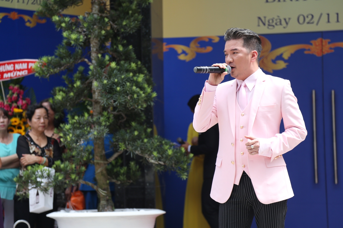 Mr.Đàm nhiệt tình giúp đỡ và hỗ trợ học trò đi diễn