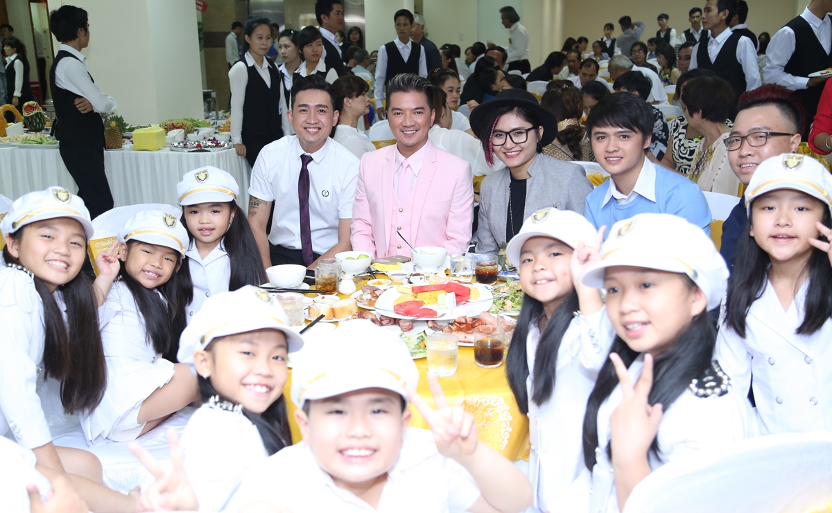 Mr.Đàm nhiệt tình giúp đỡ và hỗ trợ học trò đi diễn