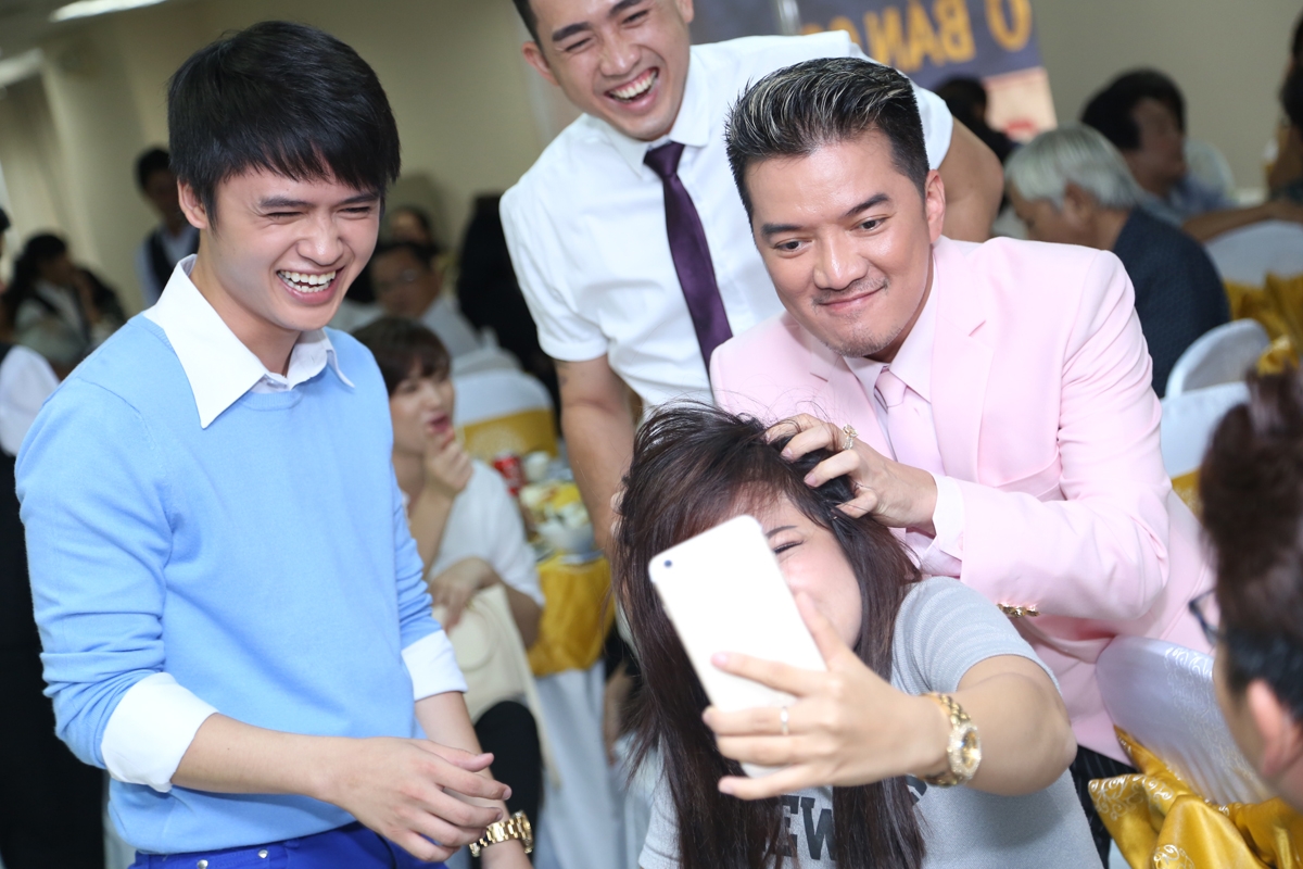 Mr.Đàm nhiệt tình giúp đỡ và hỗ trợ học trò đi diễn