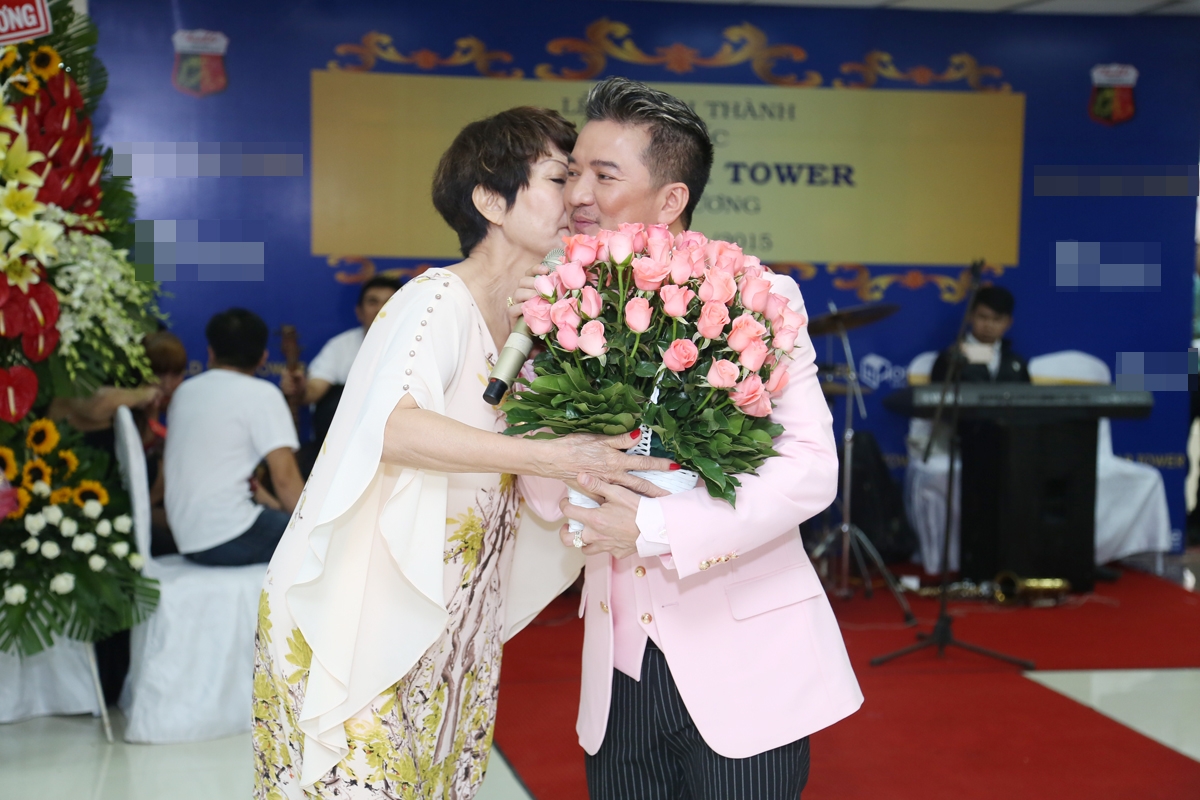 Mr.Đàm nhiệt tình giúp đỡ và hỗ trợ học trò đi diễn