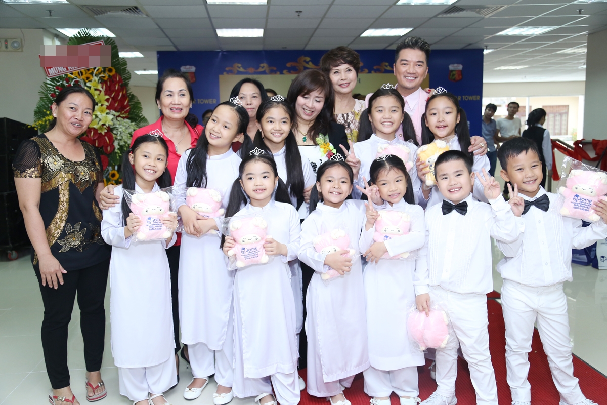 Mr.Đàm nhiệt tình giúp đỡ và hỗ trợ học trò đi diễn