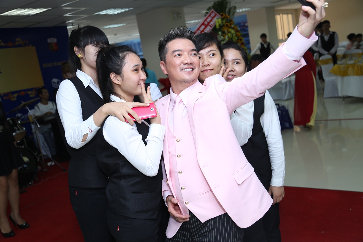 Mr.Đàm nhiệt tình giúp đỡ và hỗ trợ học trò đi diễn