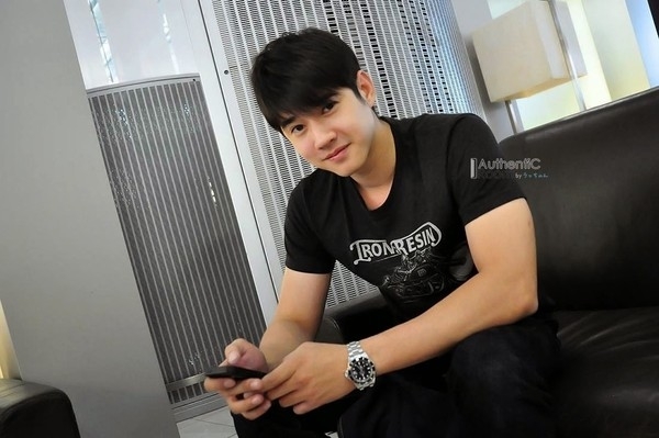 “Đổ gục” trước vẻ điển trai của “Hoàng tử điện ảnh Thái” Mario Maurer