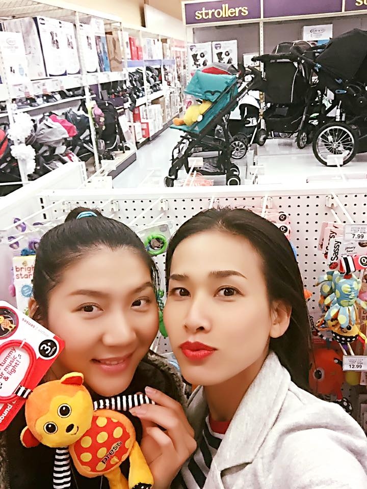 Sau tin đồn ly hôn, Ngọc Quyên vui vẻ dạo phố cùng bạn gái Bằng Kiều