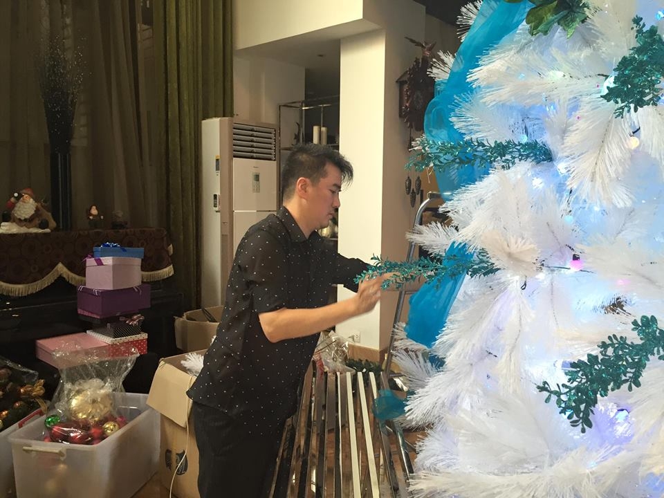 Đàm Vĩnh Hưng mở cửa tư gia cho khán giả tham quan và chụp hình Noel