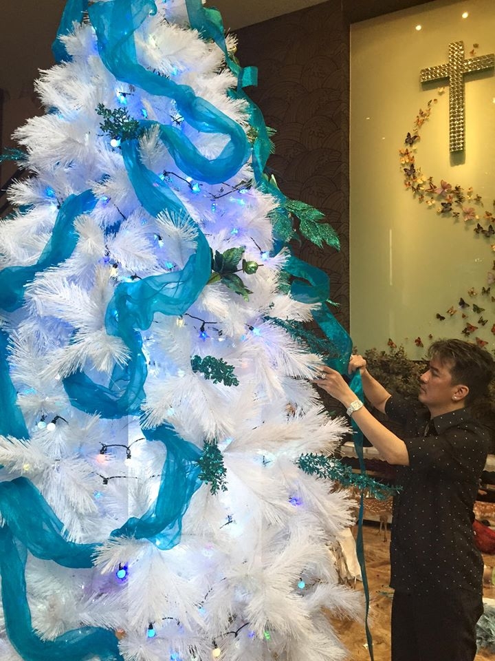 Đàm Vĩnh Hưng mở cửa tư gia cho khán giả tham quan và chụp hình Noel