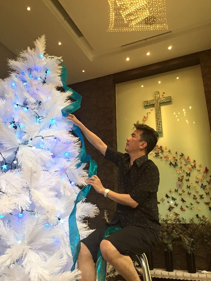 Đàm Vĩnh Hưng mở cửa tư gia cho khán giả tham quan và chụp hình Noel