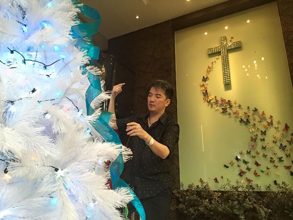 Đàm Vĩnh Hưng mở cửa tư gia cho khán giả tham quan và chụp hình Noel