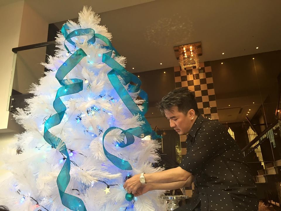Đàm Vĩnh Hưng mở cửa tư gia cho khán giả tham quan và chụp hình Noel