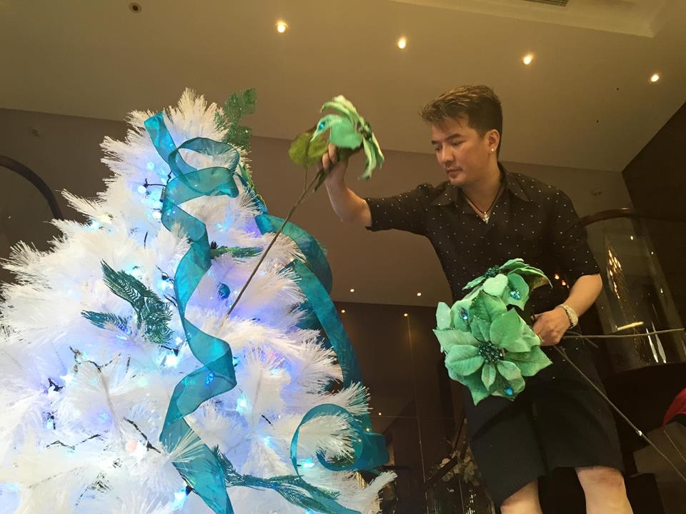 Đàm Vĩnh Hưng mở cửa tư gia cho khán giả tham quan và chụp hình Noel