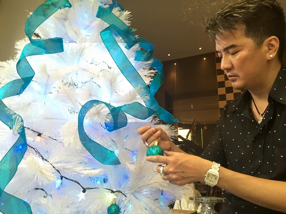 Đàm Vĩnh Hưng mở cửa tư gia cho khán giả tham quan và chụp hình Noel