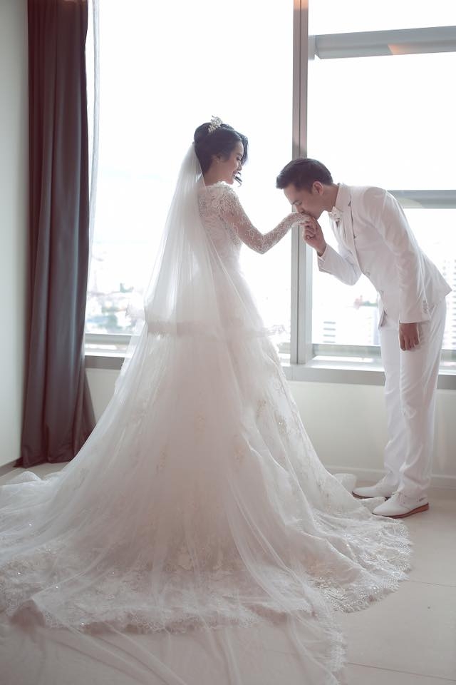 Cảm động với clip Văn Anh đệm đàn cho Tú Vi hát