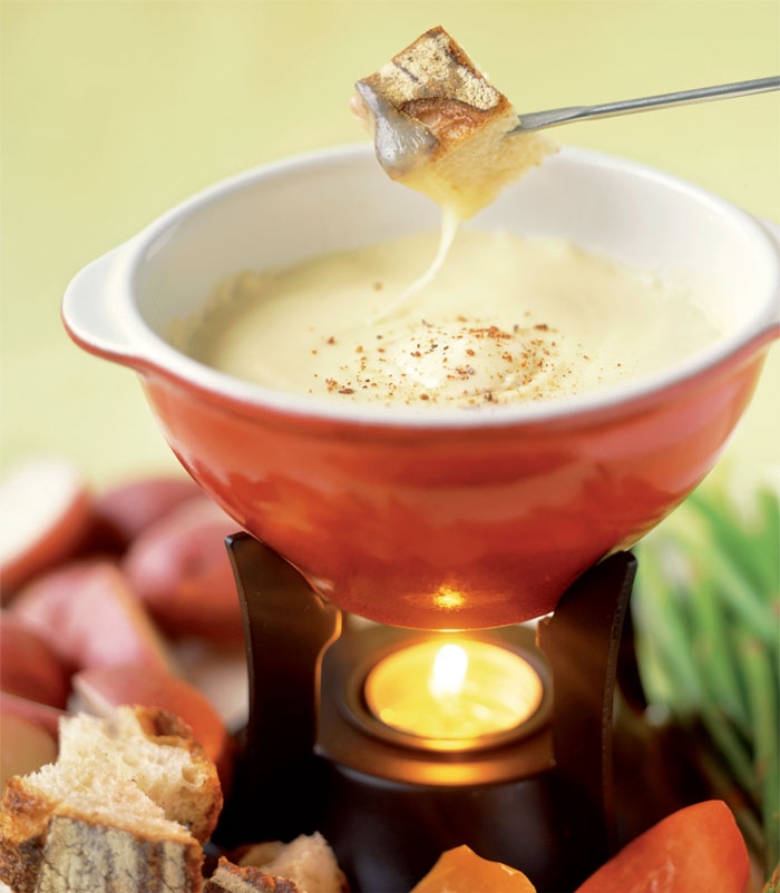 Làm lẩu phô mai fondue ngon quyến rũ khi trời sang đông