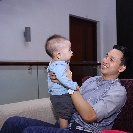 Ốc Thanh Vân vừa trông con vừa trổ tài nấu ăn điêu luyện