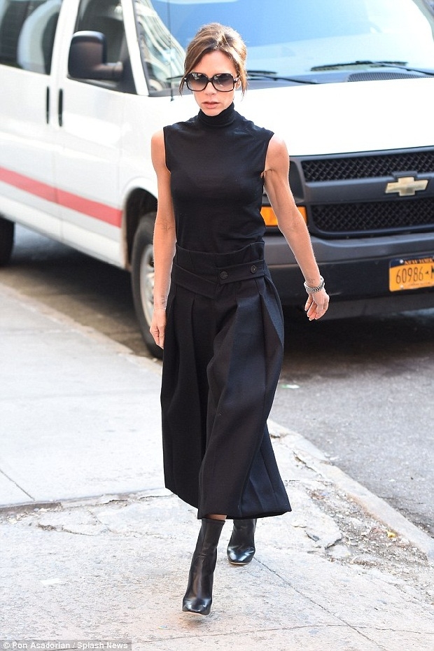 Victoria Beckham muốn trở thành... giá treo quần áo