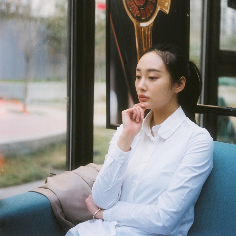 Bestie khoanh tay