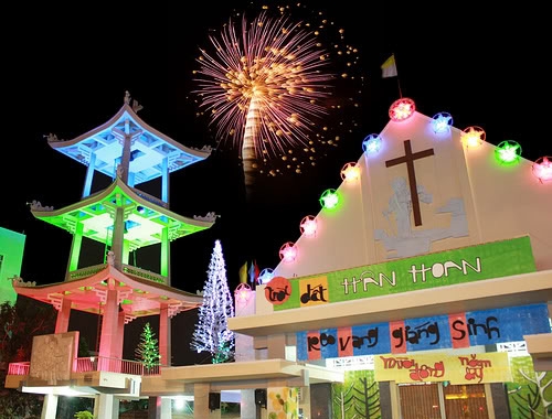 12 điểm check-in lí tưởng ở Sài Gòn và Hà Nội mùa Giáng Sinh