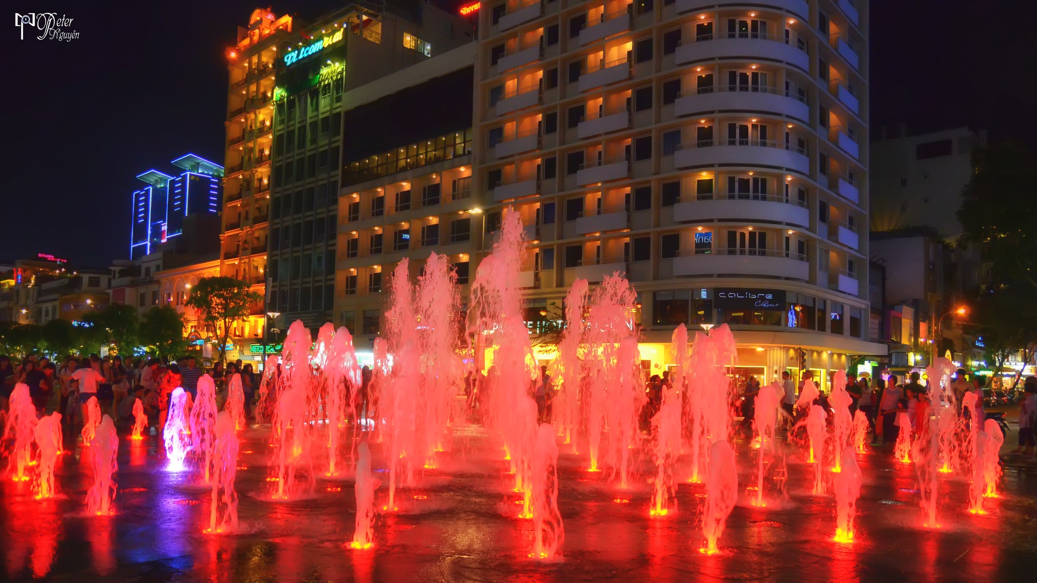 12 điểm check-in lí tưởng ở Sài Gòn và Hà Nội mùa Giáng Sinh