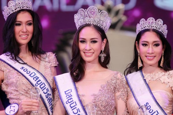 Điểm danh những hoa hậu trả lại vương miện sau khi đăng quang