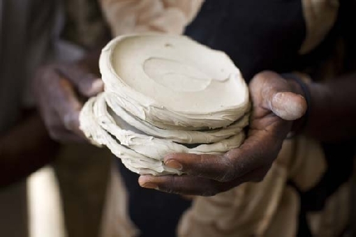 Câu chuyện đau lòng về những chiếc bánh bùn ở Haiti