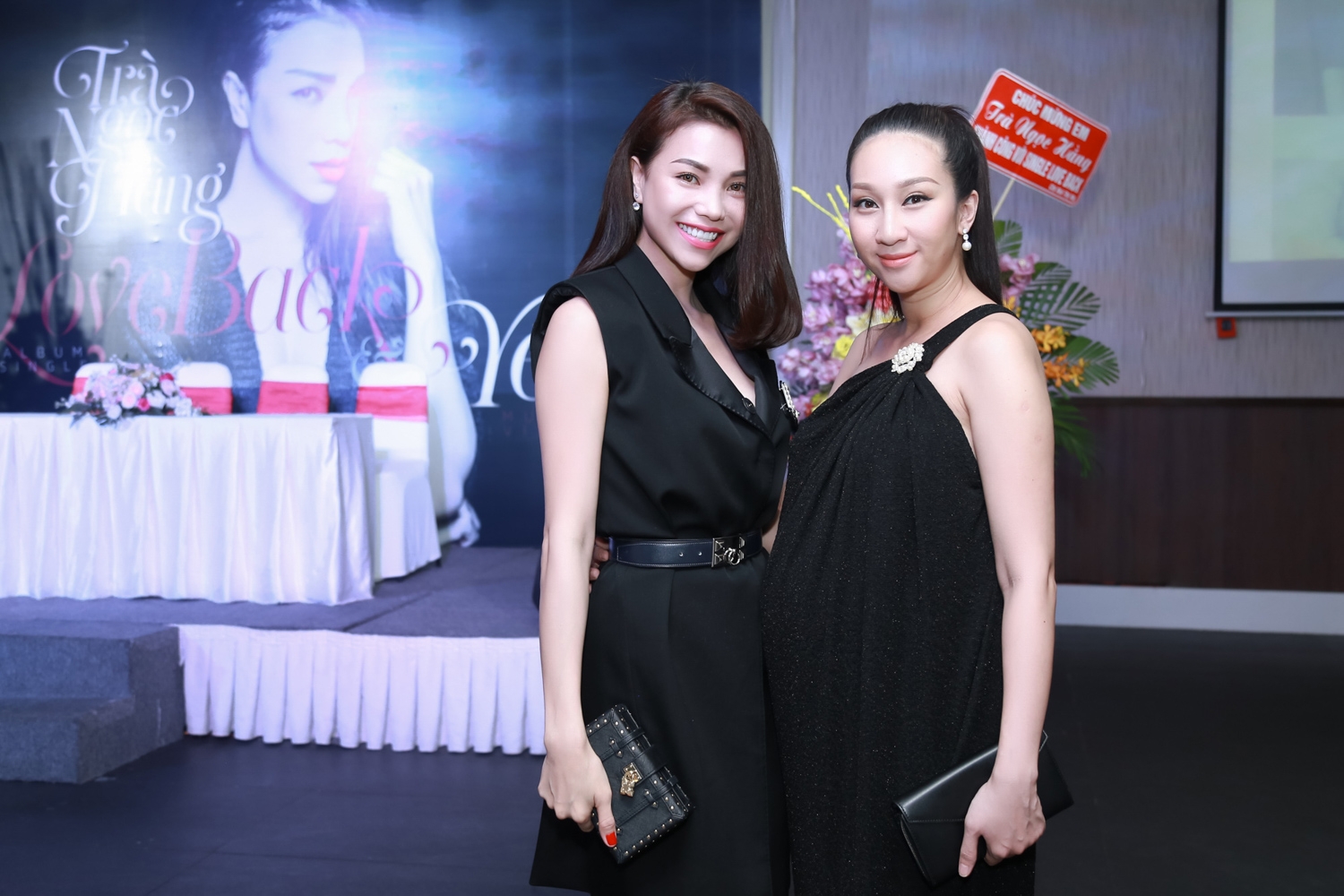 Ngọc Trinh ôm hôn thắm thiết Trà Ngọc Hằng